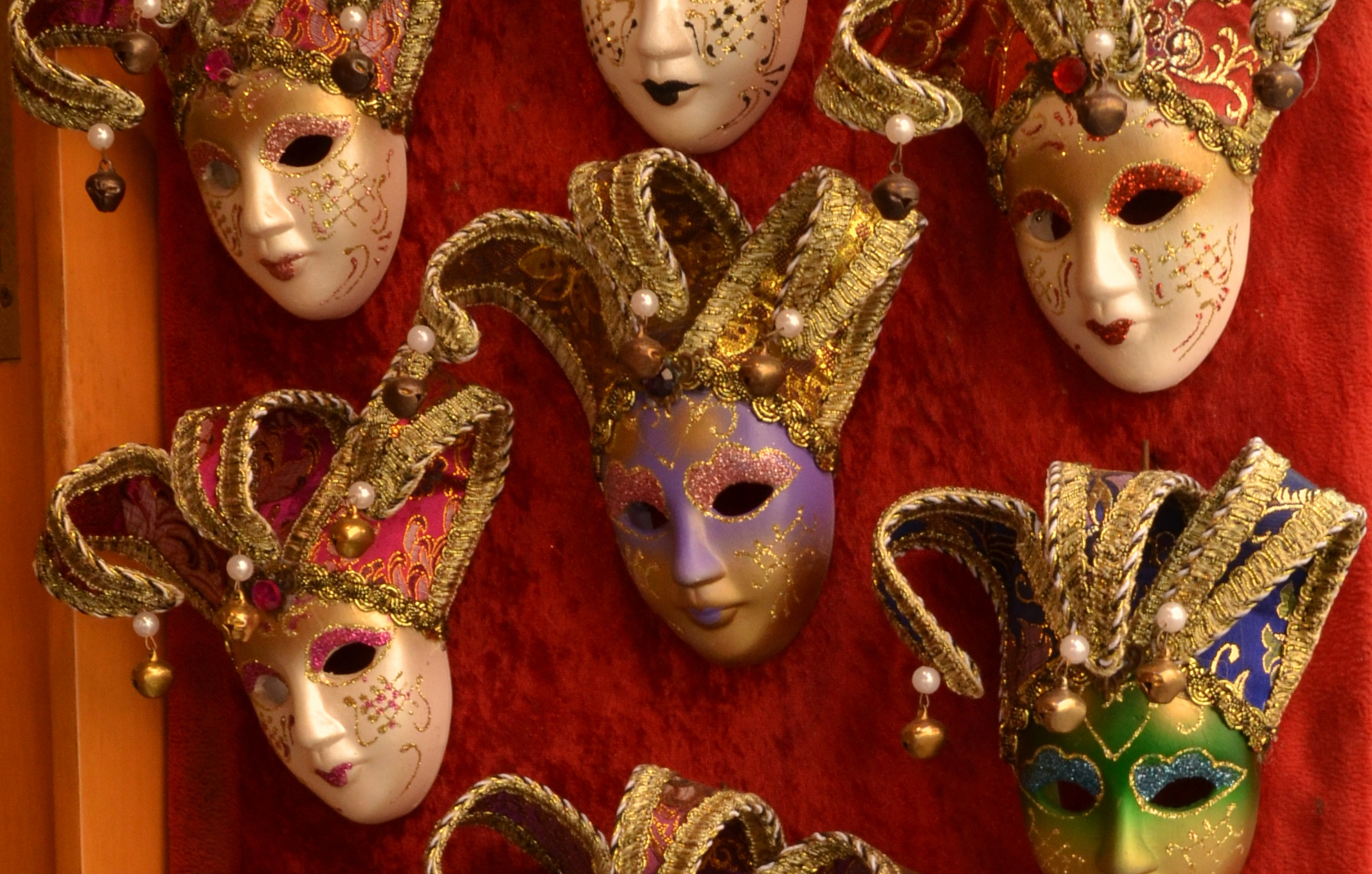 Изготовление театральных масок. Венецианский карнавал маски. Венецианская маска Маттачино. Китайские карнавальные маски.